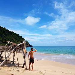 Robinson Crusoe in seiner Strandhütte!
