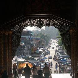 Le flux de Yangonais qui se rendent vers Shwedagon.
