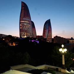 Flame-Towers bei Nacht mit Lightshow jeden Abend