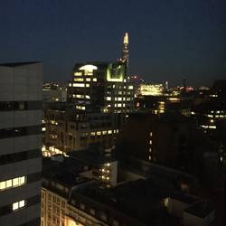 Ausblick nachts aus dem Hotelzimmer