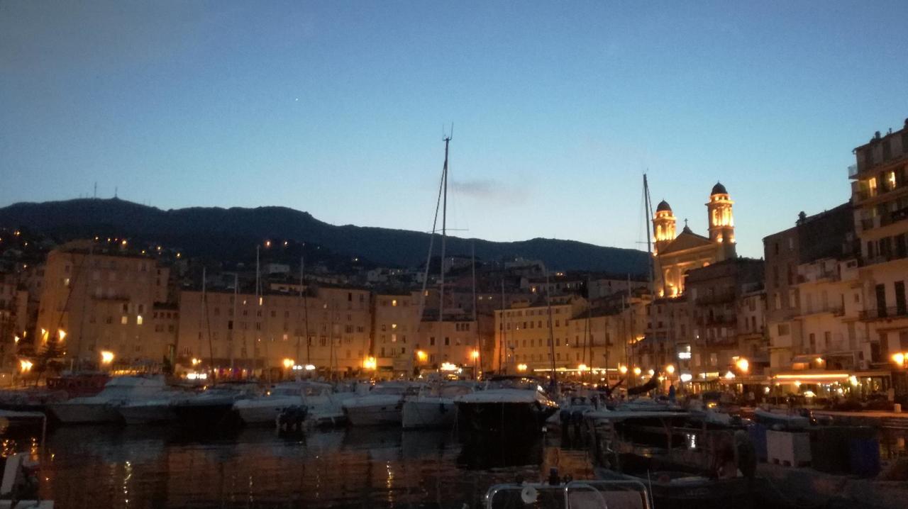 Bastia bei Nacht