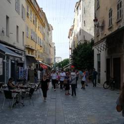 Schöne Fussgängerzone mit auffallend wenigen Ketten