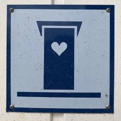 Parkplätze mit Toiletten gibt es zu Hauf, oft sind es Trockentoiletten, im Volksmund auch Plumpsklo