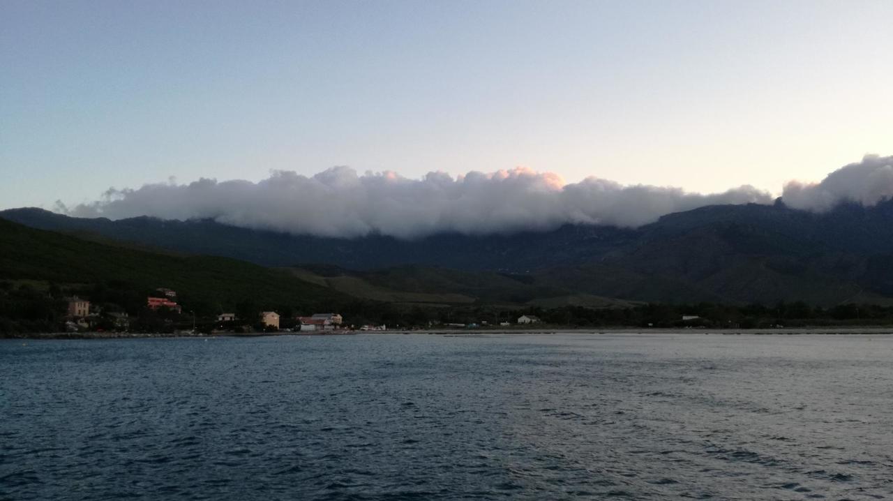 Der Wind kommt über den Berg