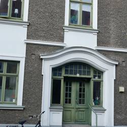 Das ist der Hauseingang von Kurt Wallander aus der Verfilmung