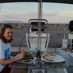 Pizza an Bord mit Blick auf Capraia