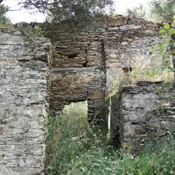 Ab Wegesrand immer wieder Ruinen