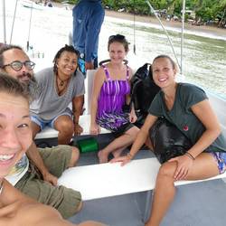 Rückfahrt mit dem Boot. Claudia (rechts), Mitarbeiterin vom Jungla del Jaguar und Em (Mitte)