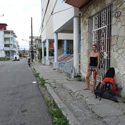 Warten auf das Taxi vor der Haustür in Havanna