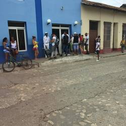 Anstehen zum Kauf einer Wlan Karte