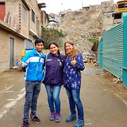 Mit Jonathan, meinem Guide und Juanita. Im Hintergrund der Zugang zur Community