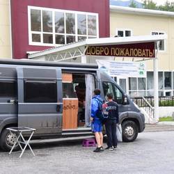Die Jungs aus der Sporthalle sind neugierig