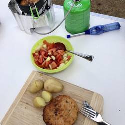 Kartoffeln ganz neu, die Schnitzelchen mussten der Pfanne angepasst werden. Teller braucht keiner 😋