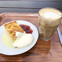 Ein typischer schwedischer Quarkkuchen mit Zutaten, die du in 🇩🇪 kaum bekommen wirst.