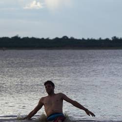 Seb, une nanoseconde avant qu'il réalise à quel point l'eau du lac est DÉGUEULASSE!