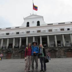 Vor dem Palacio de Gobierno mit Annina aus der Schweiz, an der Gran Plaza