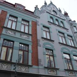 Da er seiner Liebsten die Liebe nicht zeigen durfte schaut sein Ebenbild auf ihr Fenster.