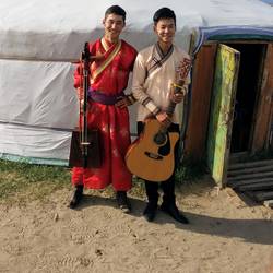Pferdekopfgeige und Gitarre, wir haben ein sehr schönes Konzert von den beiden gehört