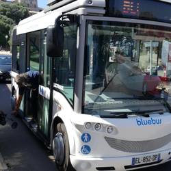 Zum Ort hoch ging es mit dem kostenlosen, elektrisch angetriebenen Bus