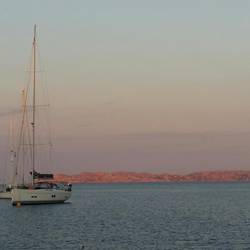 Rot leuchtende Felsen in der Abendsonne
