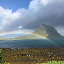 Kirkjufell mit Regenbogen