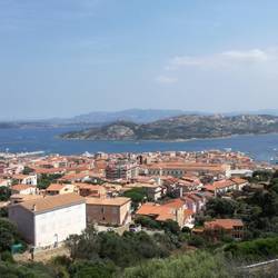 Unser Hafen, im Hintergrund Santo Stefano, ein NATO-Stützpunkt