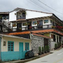 Unsere Unterkunft mit Balkon unter der Treppe link oben