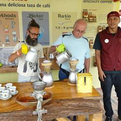 Wasser darauf und der Kaffee kann serviert werden