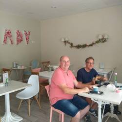 Sixten in rosa und Robert