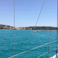 Dingis fuhren die Superreichen zum Mittagessen zum Hotel am Ende der Bucht
