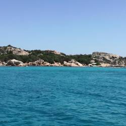 Türkises Wasser, beige Granitfelsen und blauer Himmel - Costa Smeralda!