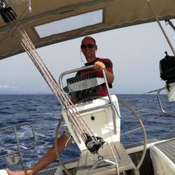 Da strahlt jemand bei besten Segelbedingungen