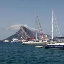 Wind treibt Wolken über Punta Cannone (564 m) auf Isola Tavolara