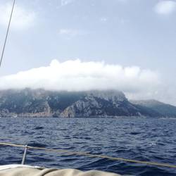 Die Wolken über dem Capo Figari kündigen es an: Wind kommt