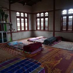 Nos lits au milieu d'une salle communautaire.