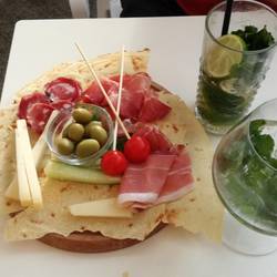 Lecker, zu jedem Aperitif gibt es Sardisches