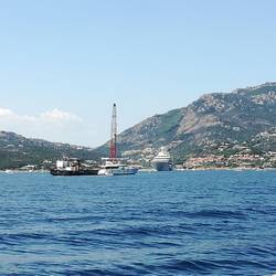 Abschleppdienst - Im Hintergrund die DILBAR (156 m)