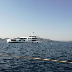 MADAME KATE (62 m) erinnert an die Nautilus