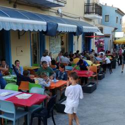 Spannendes Restaurant mit Papiertischdecken und Papptellern, dafür frisches Essen zu fairen Preisen