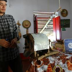 Nach dem fermentieren und trocknen werden die Bohnen geröstet