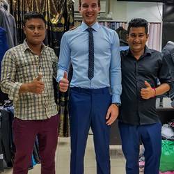 Anprobe des halbfertigen Anzuges