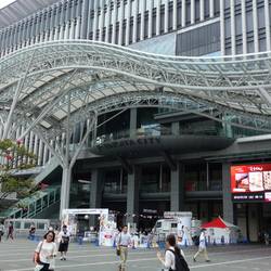 Hakata station is the railway station of Fukuoka. - Hakata Station ist der Bahnhof von Fukuoka.