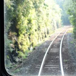 The local railways are very often running on single track lines. - Die lokalen Züge fahren sehr oft nur auf ei