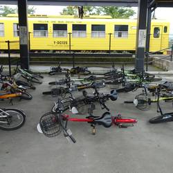 All these bikes are already sleeping. - Diese Fahrräder schlafen alle schon.