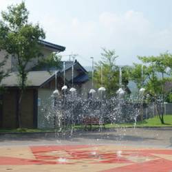 This fountain is right opposite the train station in Aso. - Ist Springbrunnen ist gleich gegenüber von Bahnhof