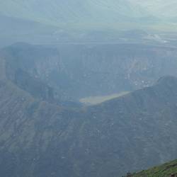 The crater from the highest viewing point at Mt. Nakatake. Further walk was closed. - Der Kater vom höchsten A