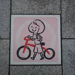 Get off your bike in the sidewalk, down in a very friendly way. - Am Gehsteig vom Fahrrad absteigen, auf sehr 
