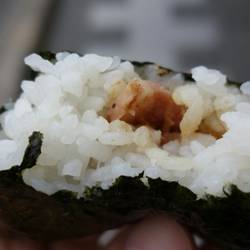 Teriyaki chicken Onigiri. - Teriyaki Hühnchen Onigiri.