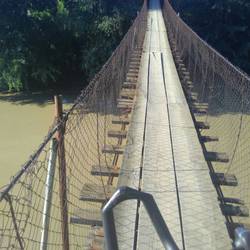 Fußgängerbrücke, auf die wir von der Polizei geführt wurden