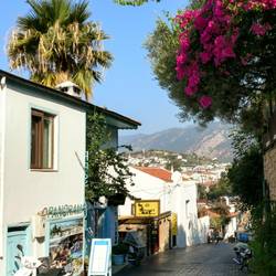 The first way in the morning - down the hill, towards to harbour!